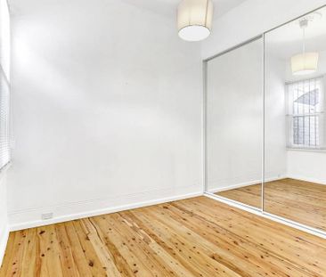 Charming single-level home with rear lane access to parking - Photo 1