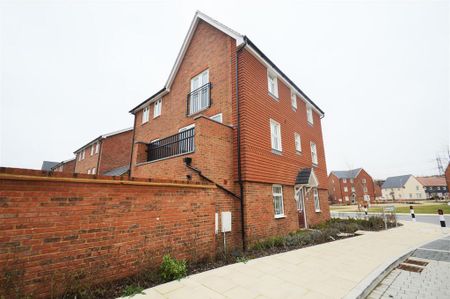 3 bedroom semi-detached house to rent - Photo 5