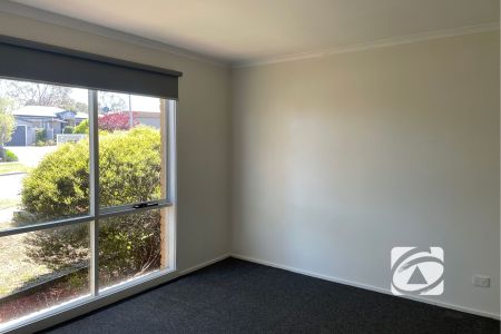 FAMILY LIVING IN LANGWARRIN PARK ESTATE - Photo 5