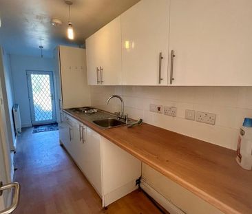 4 bedroom semi-detached house to rent - Photo 6