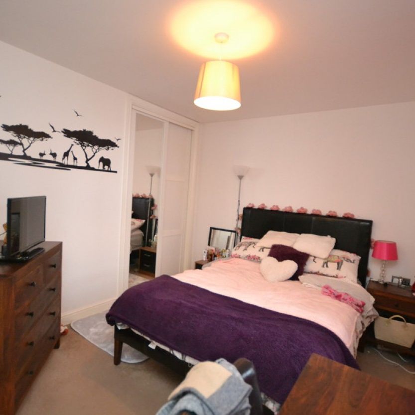 2 bed Flat for Rent - Photo 1