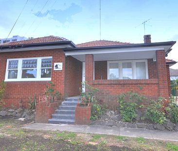 SPACIOUS FAMILY HOME - Photo 1
