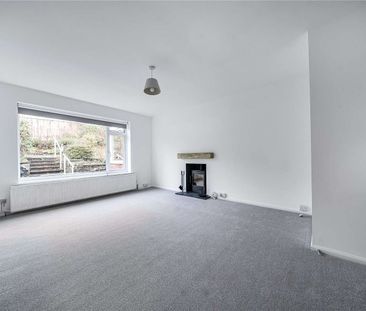 A charming and Spacious two-bedroom bungalow in a quiet, residentia... - Photo 1