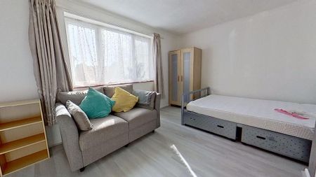 4 bedroom semi-detached house to rent - Photo 5