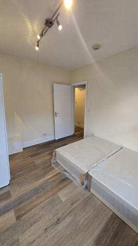 3 bedroom flat to rent - Photo 4