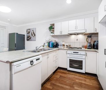 A neat and tidy 2 bedroom quiet villa available now ! ! ! - Photo 6
