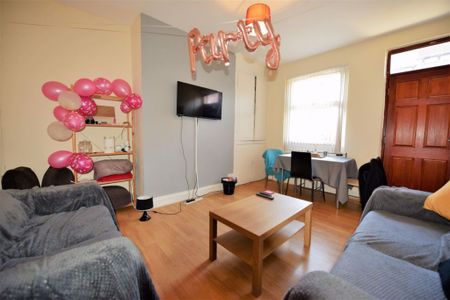 10 bedroom House in & 25 Hessle Mount, Leeds - Photo 2