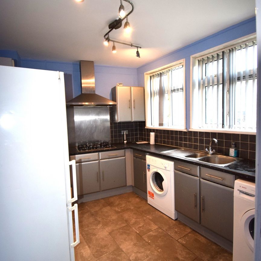 Three bedroom house ideal for working families- £2400 - Photo 1