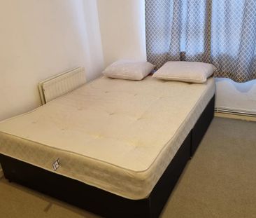 1 bedroom in a flat share to rent - Photo 4