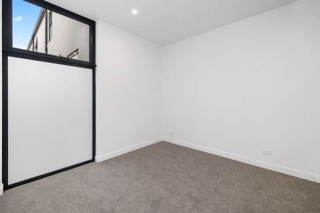 Luxury 3-Storey Townhouse in the Heart of McKinnon Secondary College Zone - Photo 4