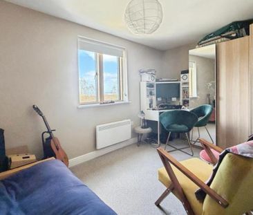 A well-presented two-bedroom ground floor apartment set within a hi... - Photo 4