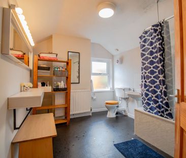 Cosy four bed on Dogfield Street - Photo 2