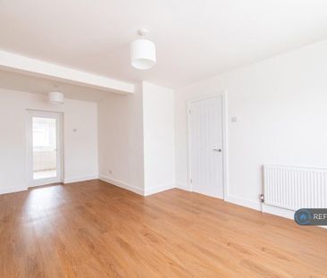 3 bedroom end of terrace house to rent - Photo 4