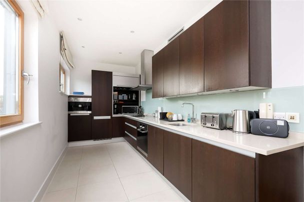 A spacious penthouse in central Putney. - Photo 1