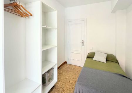 Carrer de Bernat i Baldoví, Burjassot, Valencian Community 46100 - Photo 3