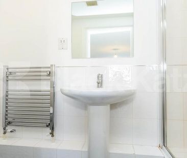 Spacious two double bedroom property set in modern development - Photo 3