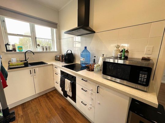 Comfy and convenient on College - Photo 1