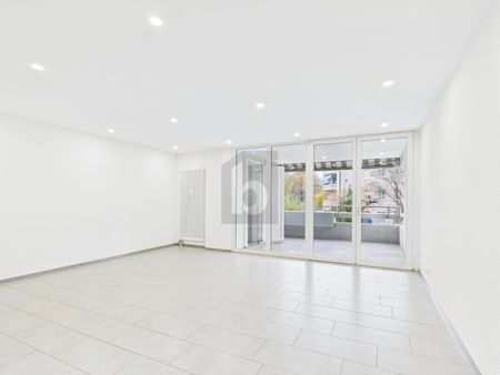 MODERN STANDARD, GENEROUS LIVING SPACE - Photo 5