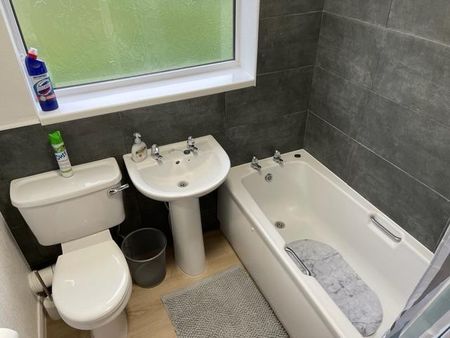 WindsorClose, Hucknall, NOTTINGHAM - Photo 2