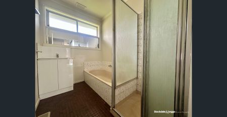 THREE BEDROOM FAMILY HOME WITH SWIMMING POOL - Photo 3