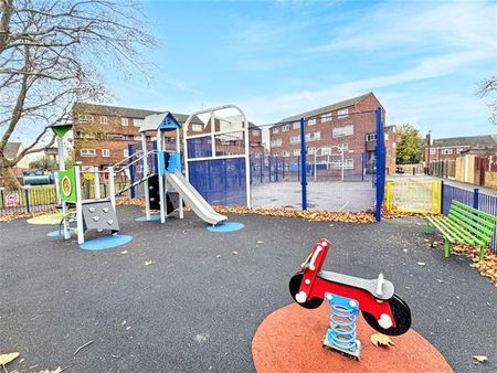 3 bedroom maisonette to rent - Photo 4