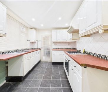 4 Bed Terraced House, Cedric St, M5 - Photo 2