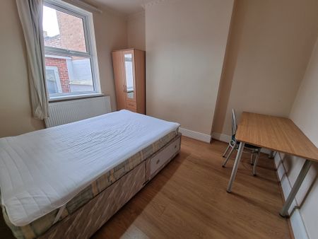 5 Bed Student Accommodation - Photo 4