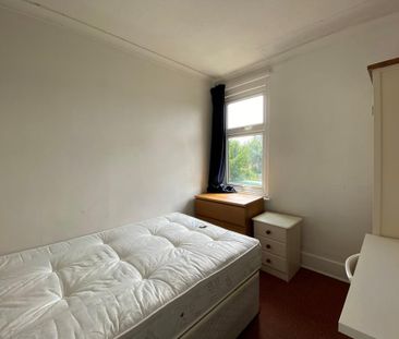 4 bedroom terraced house to rent - Photo 3