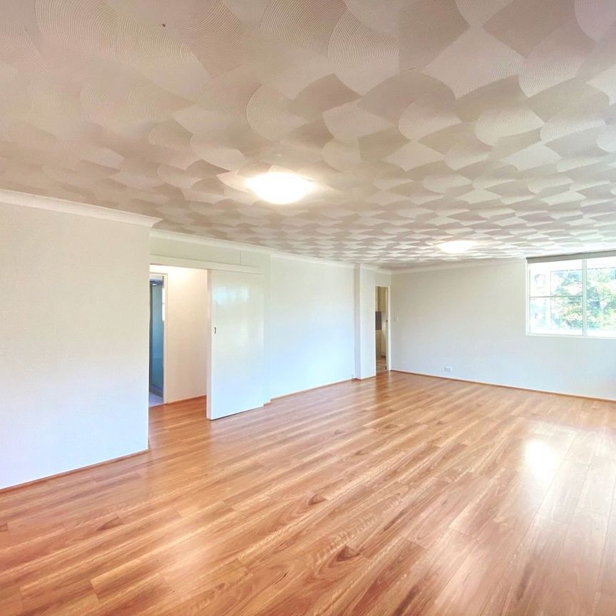 Renovated 2 bedrooms apartment with lift access - Photo 1
