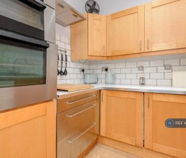 3 bedroom flat to rent - Photo 6