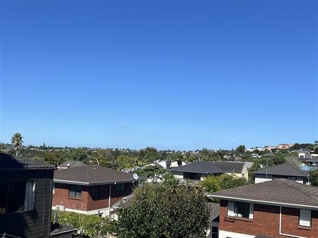 3 BEDROOM TOWNHOUSE - REMUERA - Photo 2