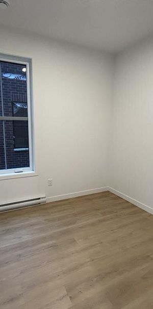 MAGNIFIQUE 5 1/2 - 1er JUILLET - TRIPLEX - 2 STATIONNEMENTS - Photo 1