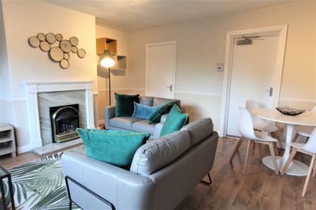 5 STANMORE GROVE Leeds - LS4 2RJ - Photo 3