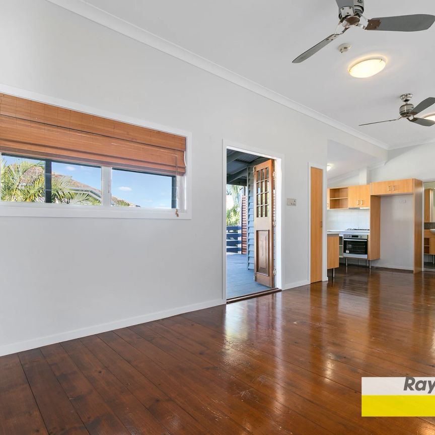 Centrally Located Haven in Holland Park! - Photo 1