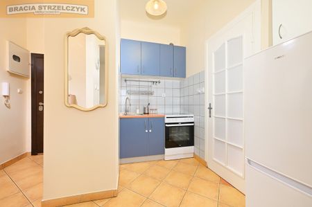 Pokój z aneksem kuchennym w kamienicy po termomodernizacji blisko PKP Włochy - Zdjęcie 3