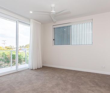 Stunning New 3-Bedroom Unit with Spectacular Views of Moreton Bay! - Photo 5