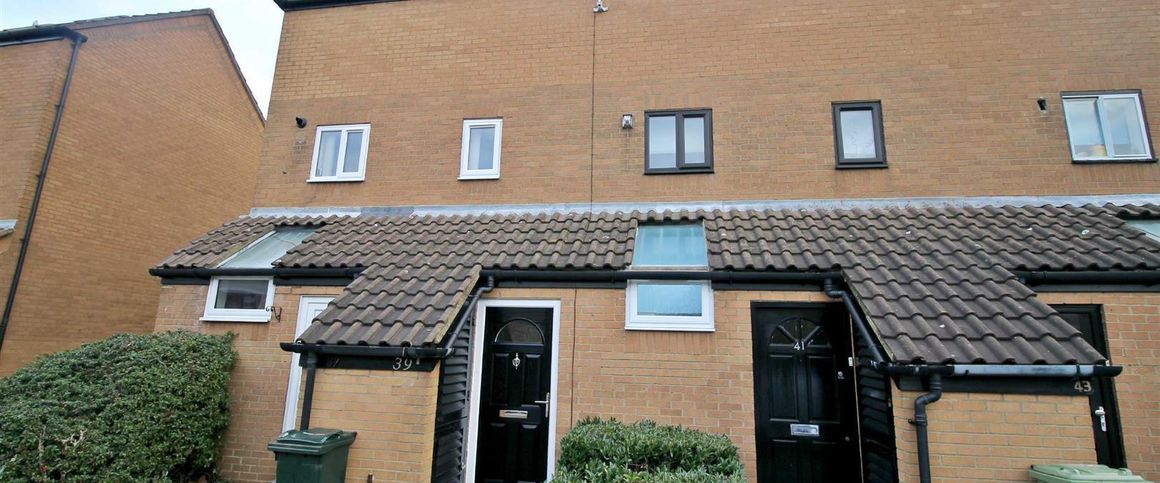 Central Milton Keynes - GROUND FLOOR MAISONETTE with GARDEN - Photo 1