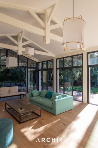 Architecture contemporaine d'inspiration Gaume, cette maison de 250 m2 se tient sur un beau terrain de 1180 m2 à proximité immédiate des plages du Pyla. - Photo 3