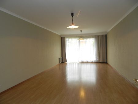 Ruim éénslaapkamer-appartement te huur in Ieper met terras - Photo 2