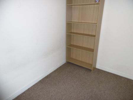 3 bedroom flat to rent - Photo 4