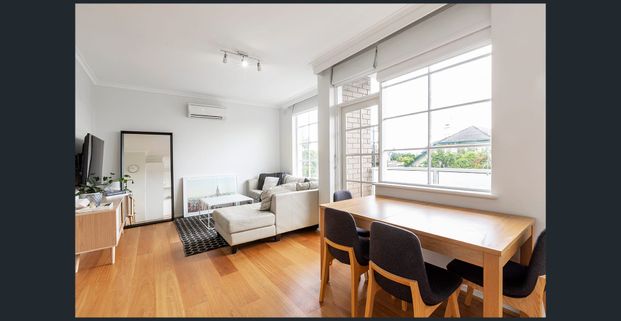 Light-Filled Living in the Heart of St Kilda East - Photo 1