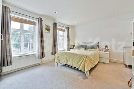 Just off Bermondsey Street, two bathroomed & roof terrace - Photo 4