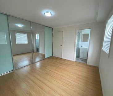 Modern 3 Bed Flat with Ensuite&excl; - Photo 5