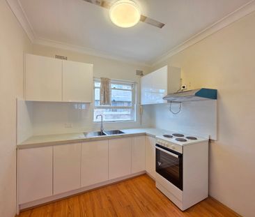 CONVENIENTLY LOCATED TWO-BEDROOM UNIT WITH SUNNY ASPECT - Photo 1