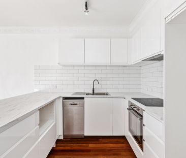 Stunning Unique Townhouse - Photo 3