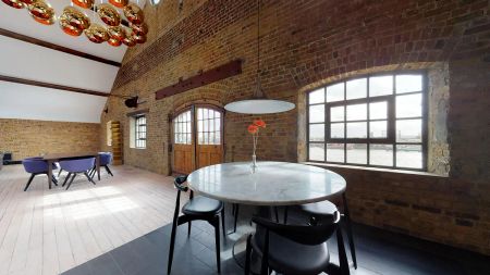 2 bedroom flat in Wapping Wall - Photo 2