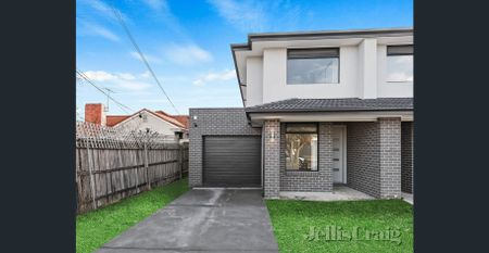 Stunning and spacious 4-bedroom home - Photo 3