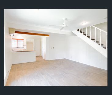 TOWNHOUSE WITH LARGE GRASSED COURTYARD - Photo 5