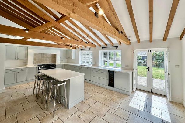 6 bedroom detached house to rent - Photo 1
