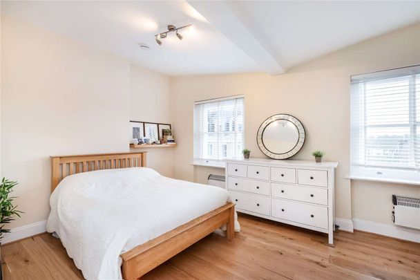 Situated just off Kensington Church Street a light wood floored studio flat - Photo 1